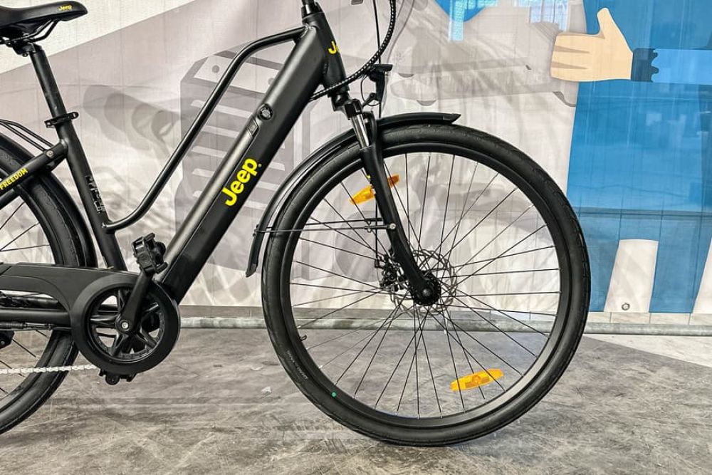 Nagelneues Trekking E-Bike von JEEP