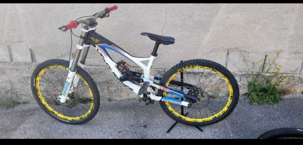 YT Tues 2.0 LTD - Top Downhillbike + Zubehörpaket