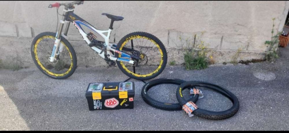 YT Tues 2.0 LTD - Top Downhillbike + Zubehörpaket