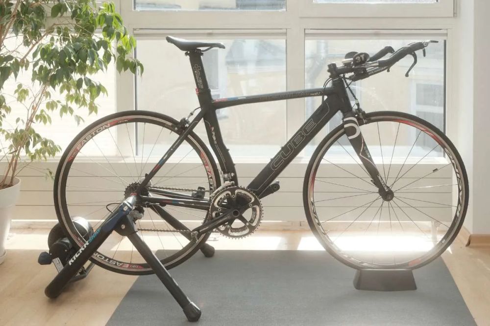 Cube Aerium Triathlonrad + Wahoo KICKR SNAP